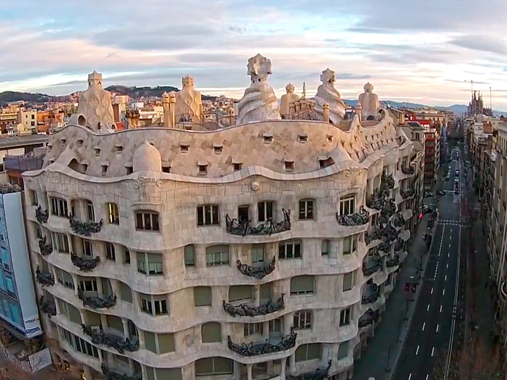 Plimbare prin Casa Mila