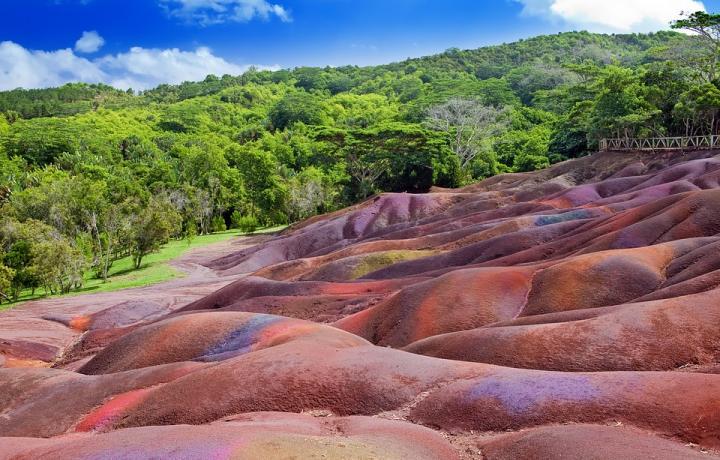 Vizitati Pamantul colorat din Chamarel
